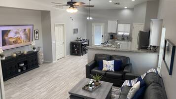 Smart TV, libros y estéreo