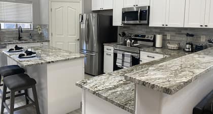 Super close to all the fun, short walk to Westgate Entertainment District.