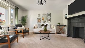 Smart TV, books, stereo, offices