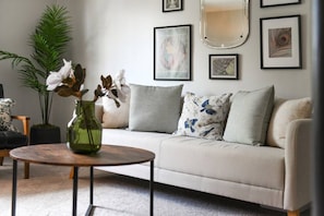 Smart TV, books, stereo, offices - ★ HostWise Stays ★ Ohio River Valley Views in the City! (Pittsburgh)
