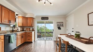 Una cocina moderna con armarios de madera, lavavajillas de acero inoxidable y una isla grande con mantel a cuadros.