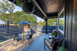 Outdoor dining - Pet Friendly Stylish & Central Bungalow, Walkable! (Austin)