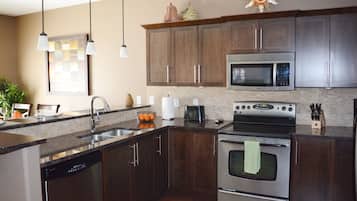 Een koelkast, een magnetron, een oven, een kookplaat