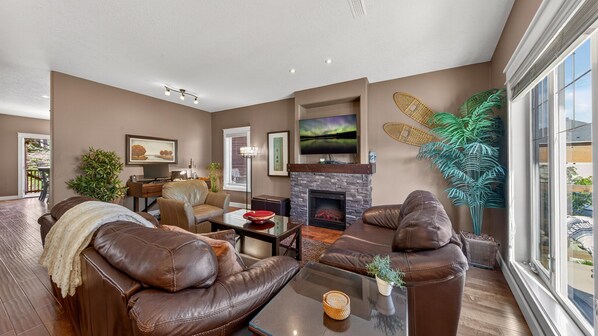 Unclassified image, 1 of 59, button - Spacious Invermere 3bd2.5ba Townhome Nestled in the Purcell Mountains! (Invermere)