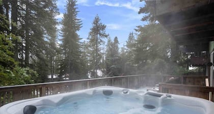 Amazing Mt Hood Chalet, Dog Friendly, Private Hot Tub, Walk to Skiing, Restaurants, Entertainment