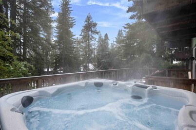 Amazing Mt Hood Chalet, Dog Friendly, Private Hot Tub, Walk to Skiing, Restaurants, Entertainment