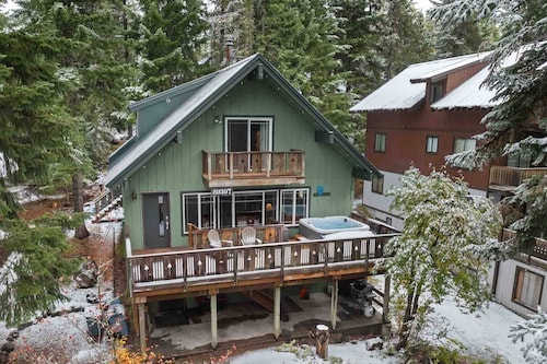Amazing Mt Hood Chalet, Dog Friendly, Private Hot Tub, Walk to Skiing, Restaurants, Entertainment