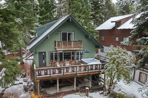 Amazing Mt Hood Chalet, Dog Friendly, Private Hot Tub, Walk to Skiing, Restaurants, Entertainment