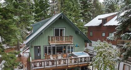 Amazing Mt Hood Chalet, Dog Friendly, Private Hot Tub, Walk to Skiing, Restaurants, Entertainment