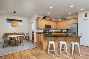 冷蔵庫、電子レンジ、オーブン、コンロ