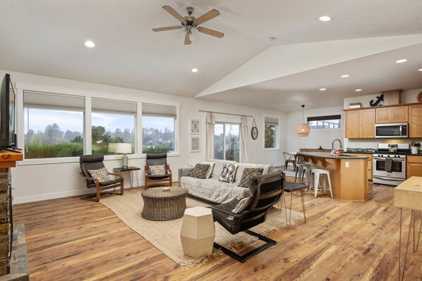 Smart TV, fireplace, DVD player, table tennis