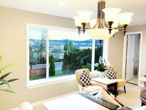 Interior - Seattle Bellevue college Cozy Family Garden (Bellevue)