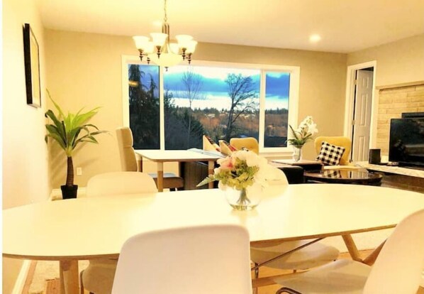 Dining - Seattle Bellevue college Cozy Family Garden (Bellevue)