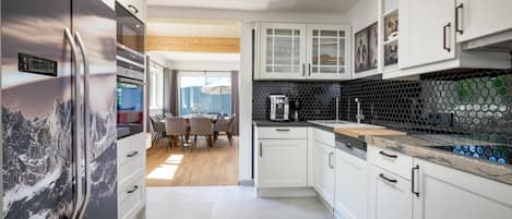 Fridge, oven, stovetop, dishwasher