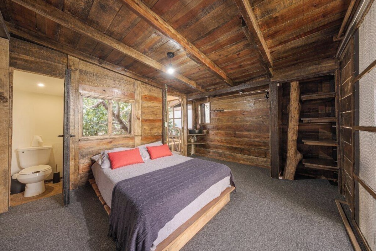 Hypo-allergenic bedding available, blackout drapes, WiFi (free)