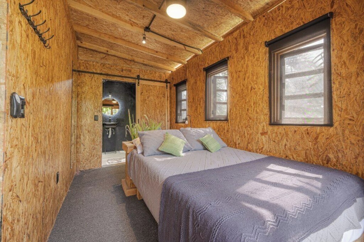 Hypo-allergenic bedding available, blackout drapes, WiFi (free)