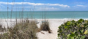 Gorgeous Top Floor Beach Condo at Breakers West