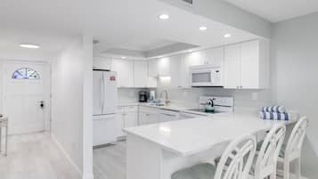 Kylskåp, mikrovågsugn, ugn och spishäll