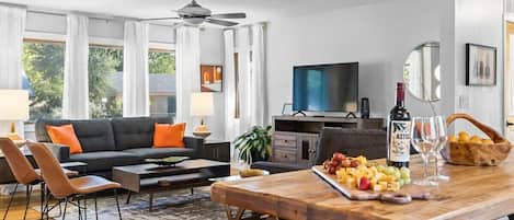 Una televisión, un reproductor estéreo