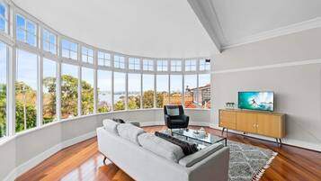 Televisión, chimenea y oficina