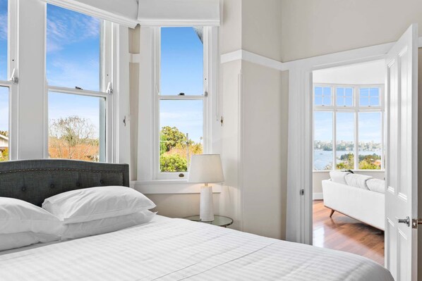 2 多间卧室、办公桌、熨斗/熨衣板、WiFi