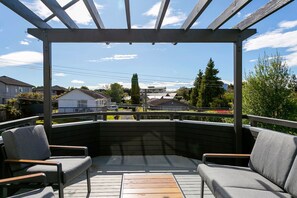 Unclassified image, 3 of 35, button