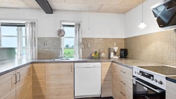 Køleskab, ovn, opvaskemaskine, køkkentøj/tallerkener/redskaber