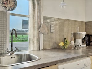 Kühlschrank, Ofen, Geschirrspüler, Kochgeschirr/Geschirr/Besteck