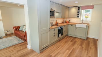 Cottage | Private kitchen | Fridge, dishwasher, toaster, cookware/dishes/utensils