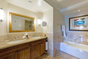 Bathtub, hair dryer, towels - Luxurious 2 Bedroom in St Thomas - Family Friendly Resort! (Nazareth)