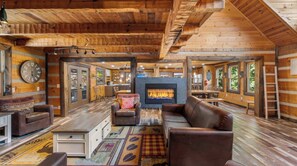Interior - Its Got it all Y'all: Indoor Pool Theater Arcade Firepit (Pigeon Forge)