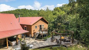 Outdoor dining - Its Got it all Y'all: Indoor Pool Theater Arcade Firepit (Pigeon Forge)