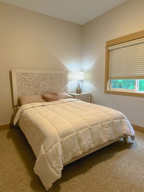 1 bedroom, desk, iron/ironing board, free WiFi - Luxurious retreat beside the picturesque hills (Kelowna)