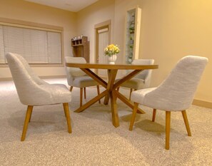 Dining - Luxurious retreat beside the picturesque hills (Kelowna)