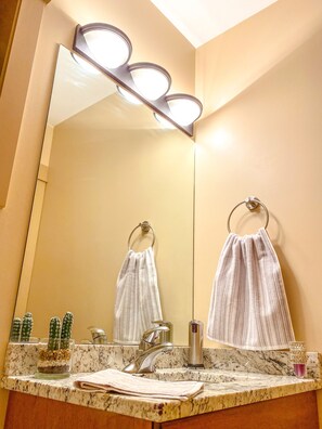 Hair dryer, bidet, towels, soap - Luxurious retreat beside the picturesque hills (Kelowna)