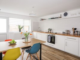 Frigorífico, lavavajillas, hervidor eléctrico y utensilios de cocina