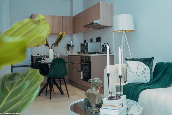Interior - Green with Envy Apartment-No loadshedding
Based in the Johannesburg hub Sandton. (Johannesburg)