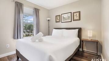 3 quartos, escrivaninha, ferros/tábuas de passar roupa