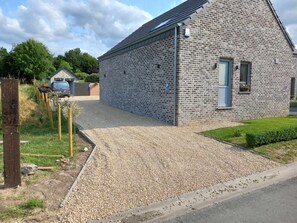 A stone building with a gravel driveway and a small garden area. - Hour House 2 - Honeymoon (Houyet)