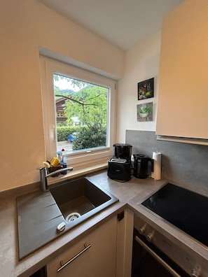 Kjøleskap, ovn, kokeplater og oppvaskmaskin