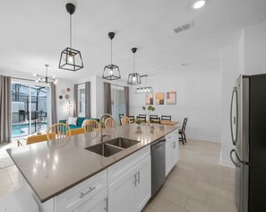 冷蔵庫、電子レンジ、オーブン、コンロ