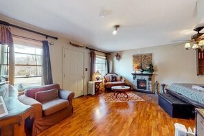 TV - Wolf's Den at Tradewinds (Eureka Springs)