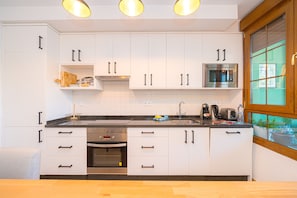 Frigorifero, microonde, forno, piano cottura