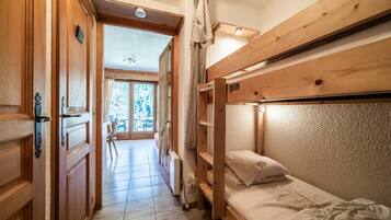 5 bedrooms, iron/ironing board, free WiFi