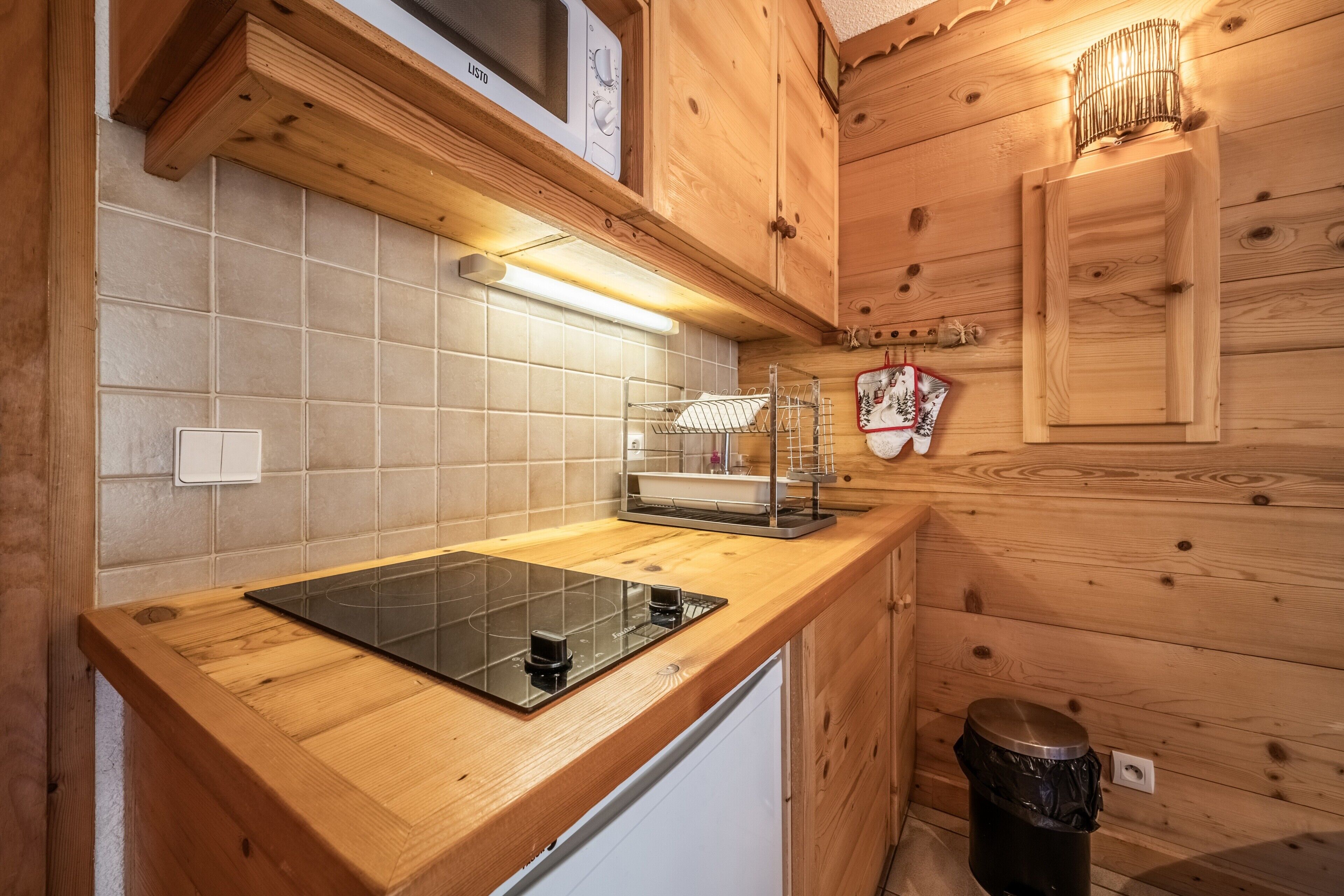 Jääkaappi, mikroaaltouuni, uuni, liesi