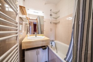 Baignoire, sèche-cheveux