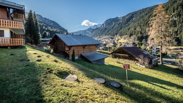A mountainous village with wooden buildings, a private property sign, and a clear sky. - T3 Chatel Apartment with Mountain View, Private Terrace and Balcony (chatel)