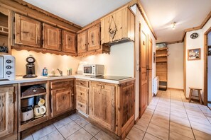 Fridge, microwave, oven, stovetop - T3 Chatel Apartment with Mountain View, Private Terrace and Balcony (chatel)