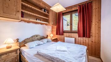 2 bedrooms, iron/ironing board, free WiFi