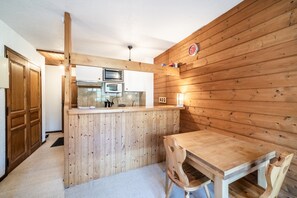 Kylskåp, mikrovågsugn, ugn och spishäll